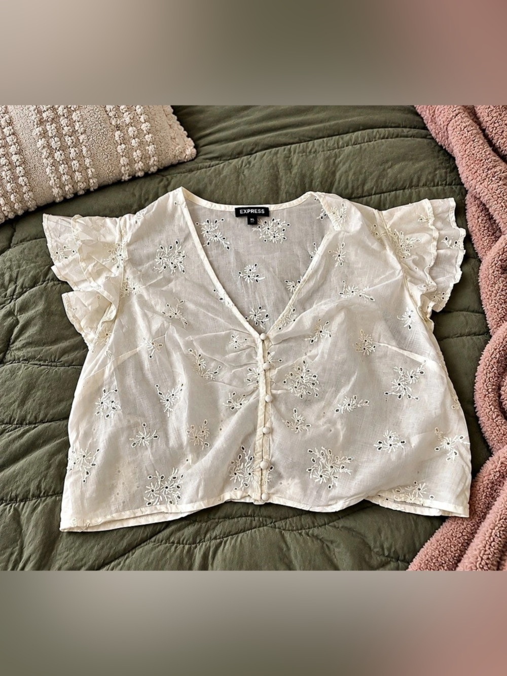 Express Eyelet Floral Blouse in White Size XL Like New